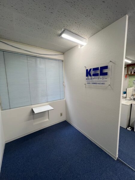 横浜市にて内装リフォーム・クロス張替え〈オフィスのカーペット張替え・パーテーション取り付け〉の施工後写真